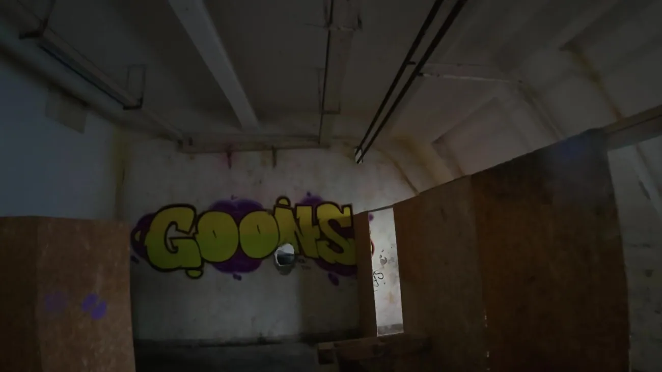 Indoor-Airsoft-Spielfeld mit Deckungen und Graffiti – Beispiel einer POV-Aufnahme